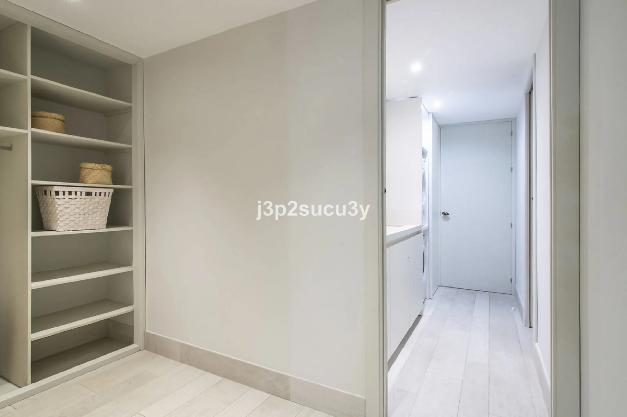This charming 3-bedroom, en-suite 3-bathroom flat, located in the La Loma de Guadalmina urbanisation, offers a contemporary and relaxed lifestyle in a privileged setting.
