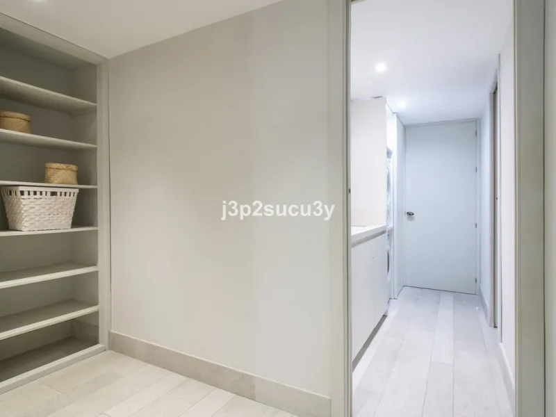 This charming 3-bedroom, en-suite 3-bathroom flat, located in the La Loma de Guadalmina urbanisation, offers a contemporary and relaxed lifestyle in a privileged setting.