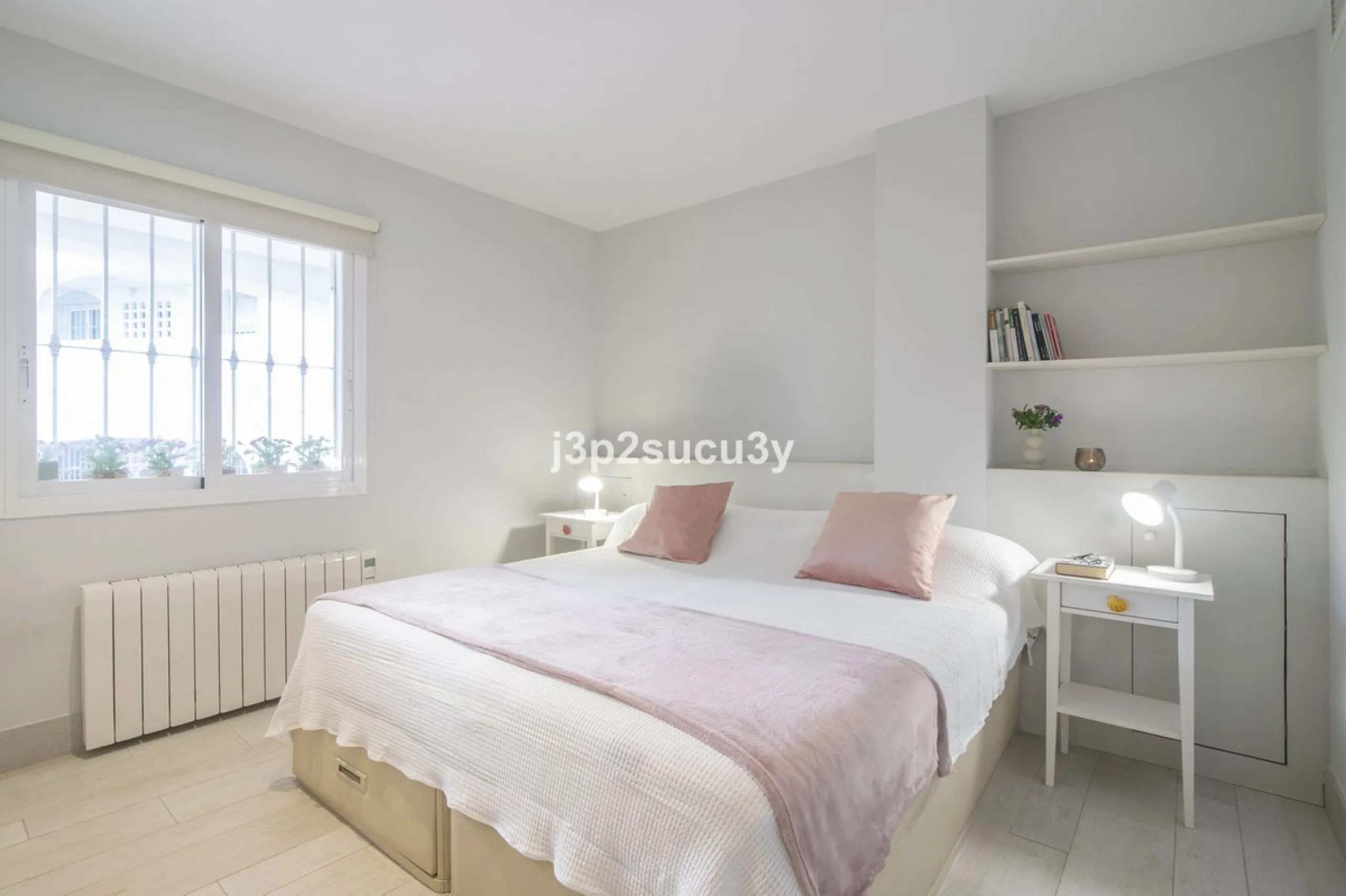 This charming 3-bedroom, en-suite 3-bathroom flat, located in the La Loma de Guadalmina urbanisation, offers a contemporary and relaxed lifestyle in a privileged setting.