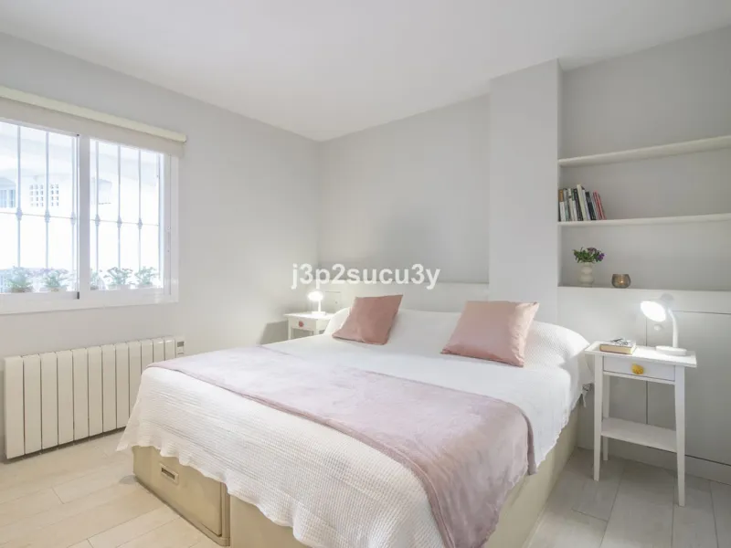 This charming 3-bedroom, en-suite 3-bathroom flat, located in the La Loma de Guadalmina urbanisation, offers a contemporary and relaxed lifestyle in a privileged setting.