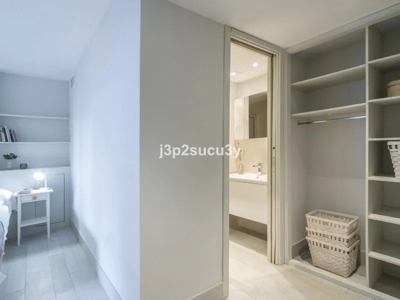 This charming 3-bedroom, en-suite 3-bathroom flat, located in the La Loma de Guadalmina urbanisation, offers a contemporary and relaxed lifestyle in a privileged setting.