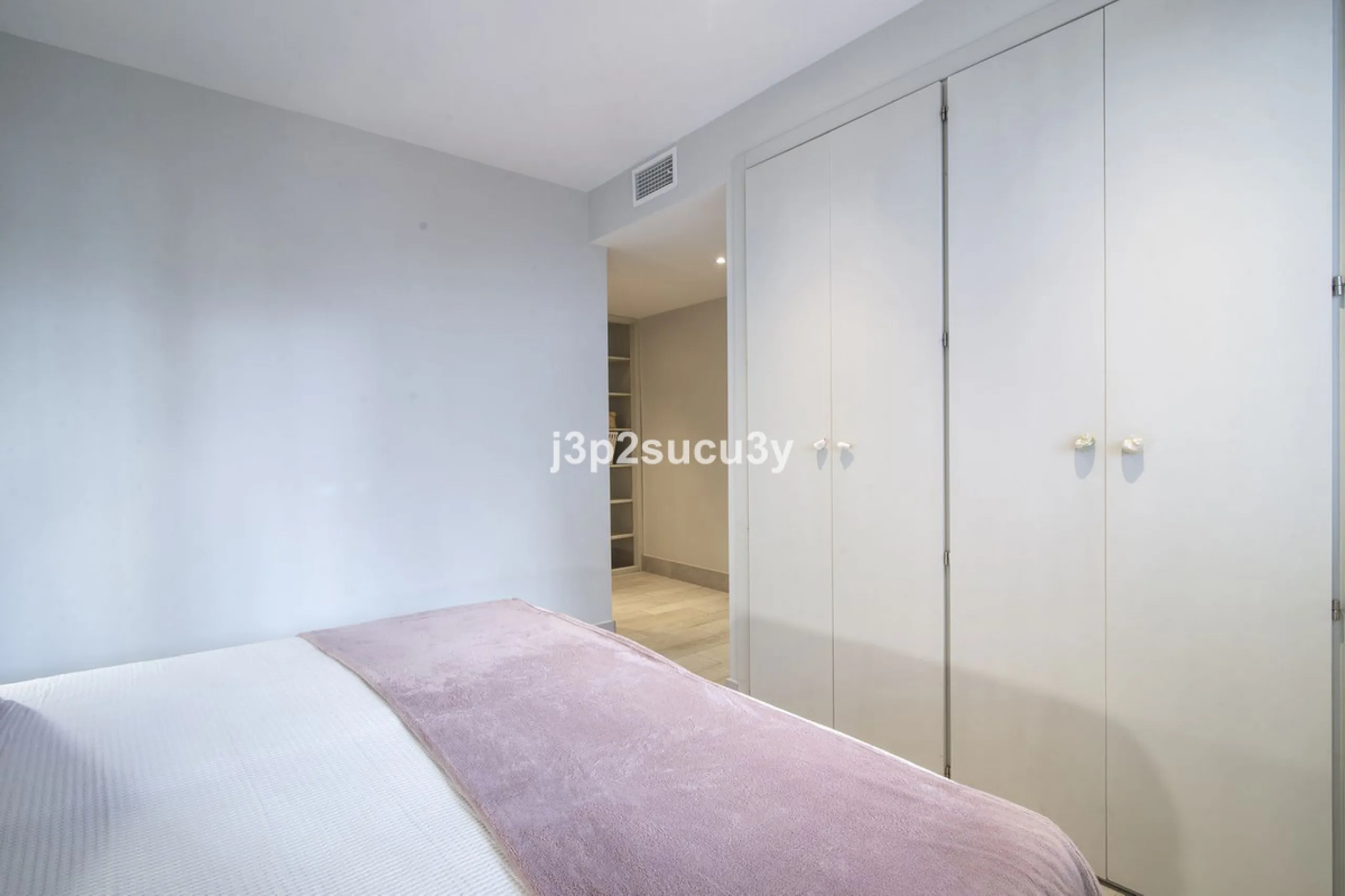This charming 3-bedroom, en-suite 3-bathroom flat, located in the La Loma de Guadalmina urbanisation, offers a contemporary and relaxed lifestyle in a privileged setting.