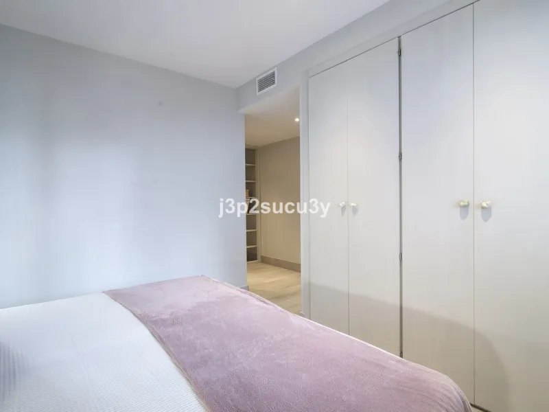 This charming 3-bedroom, en-suite 3-bathroom flat, located in the La Loma de Guadalmina urbanisation, offers a contemporary and relaxed lifestyle in a privileged setting.
