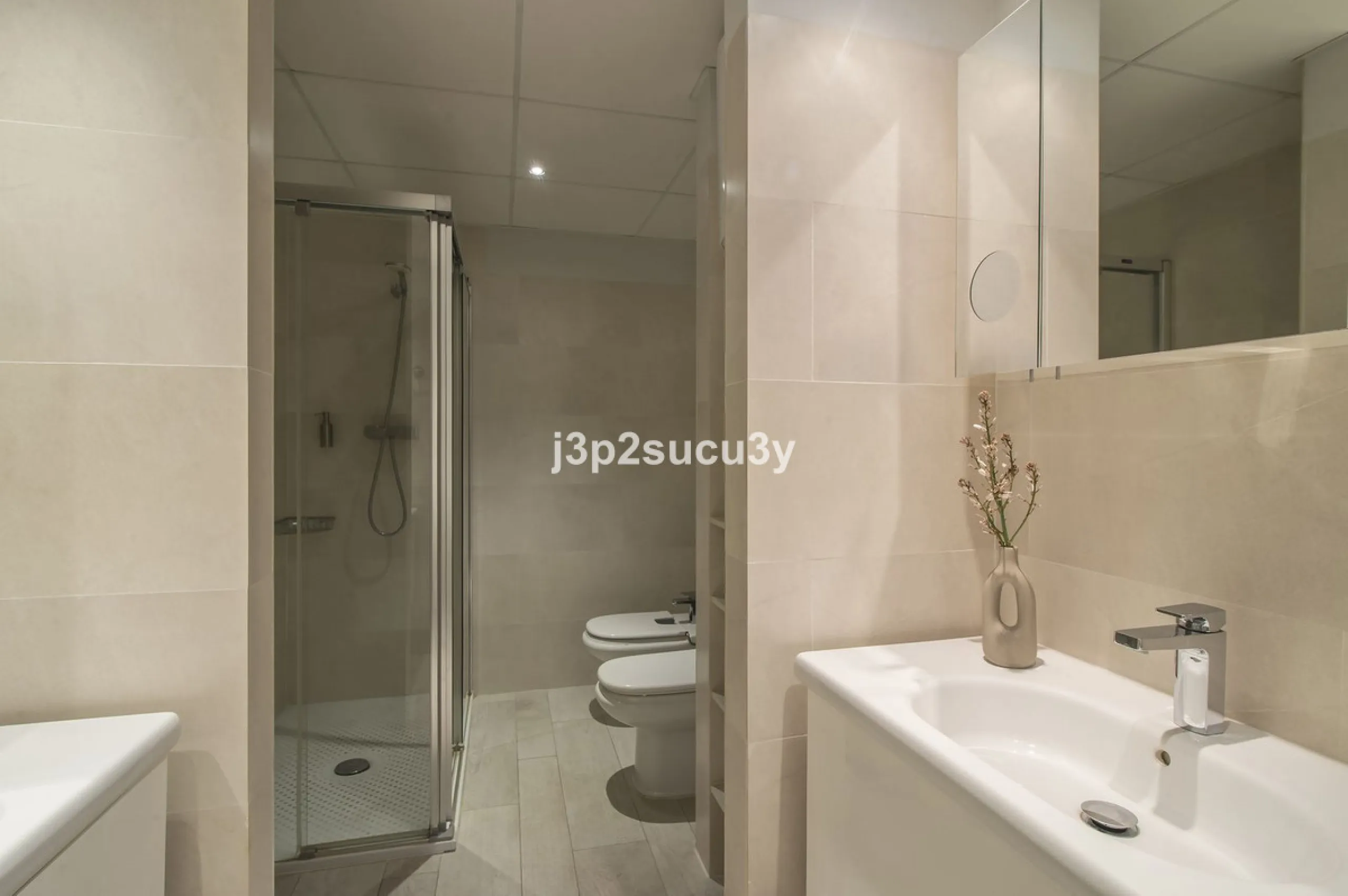 This charming 3-bedroom, en-suite 3-bathroom flat, located in the La Loma de Guadalmina urbanisation, offers a contemporary and relaxed lifestyle in a privileged setting.
