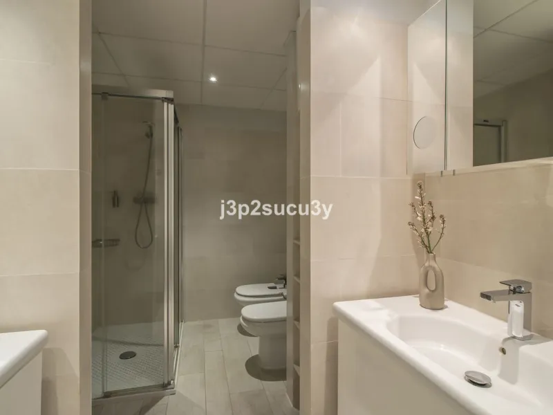 This charming 3-bedroom, en-suite 3-bathroom flat, located in the La Loma de Guadalmina urbanisation, offers a contemporary and relaxed lifestyle in a privileged setting.