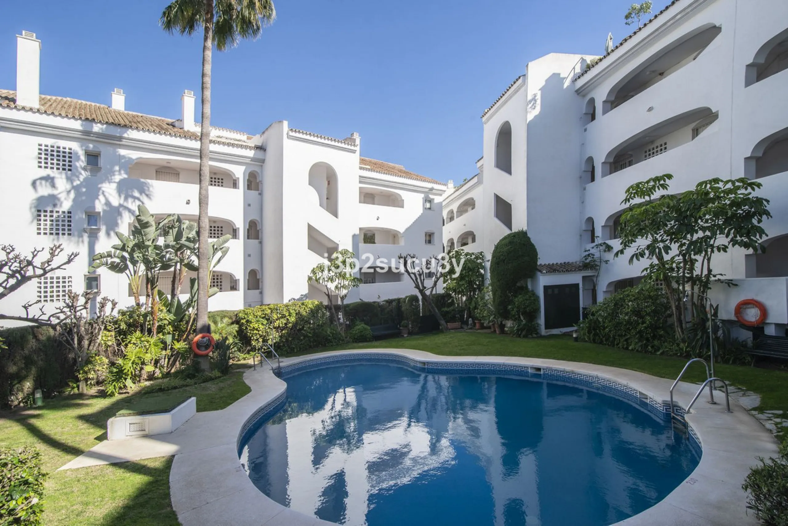 This charming 3-bedroom, en-suite 3-bathroom flat, located in the La Loma de Guadalmina urbanisation, offers a contemporary and relaxed lifestyle in a privileged setting.