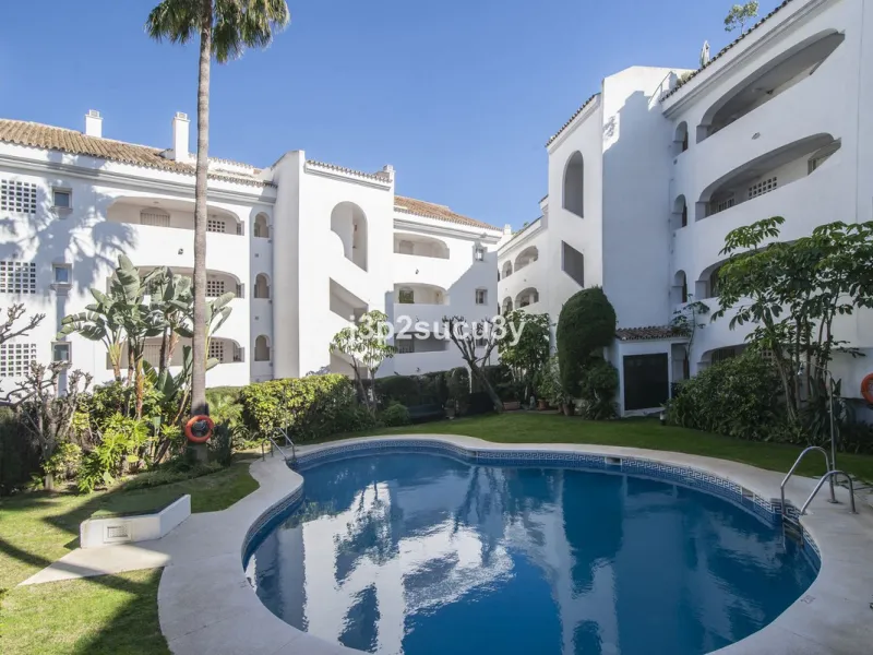 This charming 3-bedroom, en-suite 3-bathroom flat, located in the La Loma de Guadalmina urbanisation, offers a contemporary and relaxed lifestyle in a privileged setting.