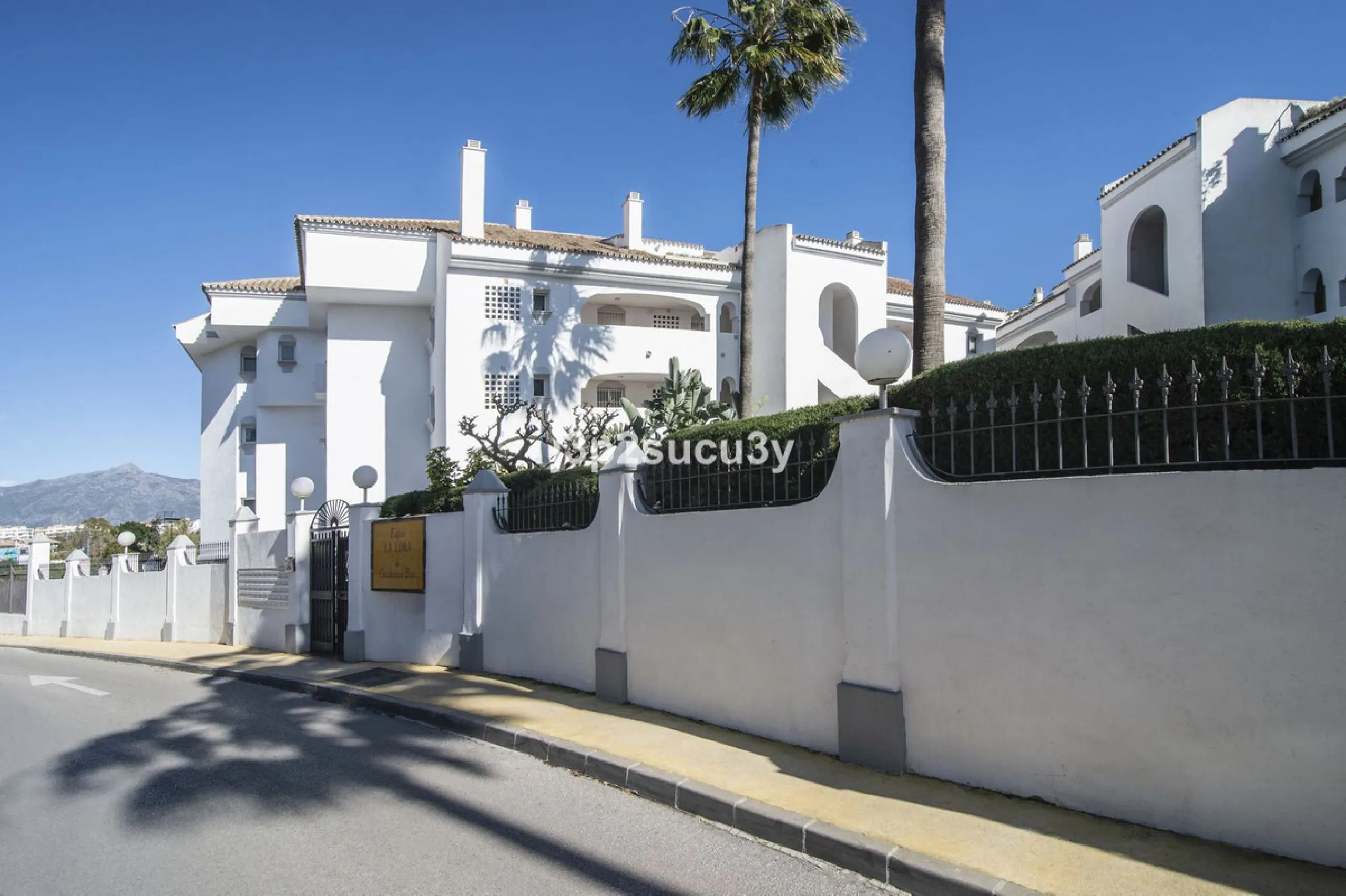 This charming 3-bedroom, en-suite 3-bathroom flat, located in the La Loma de Guadalmina urbanisation, offers a contemporary and relaxed lifestyle in a privileged setting.