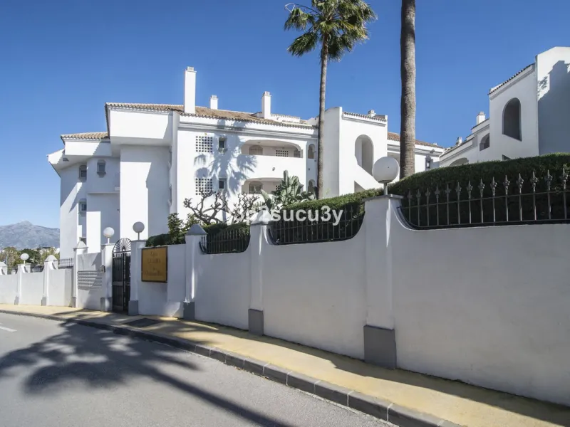 This charming 3-bedroom, en-suite 3-bathroom flat, located in the La Loma de Guadalmina urbanisation, offers a contemporary and relaxed lifestyle in a privileged setting.
