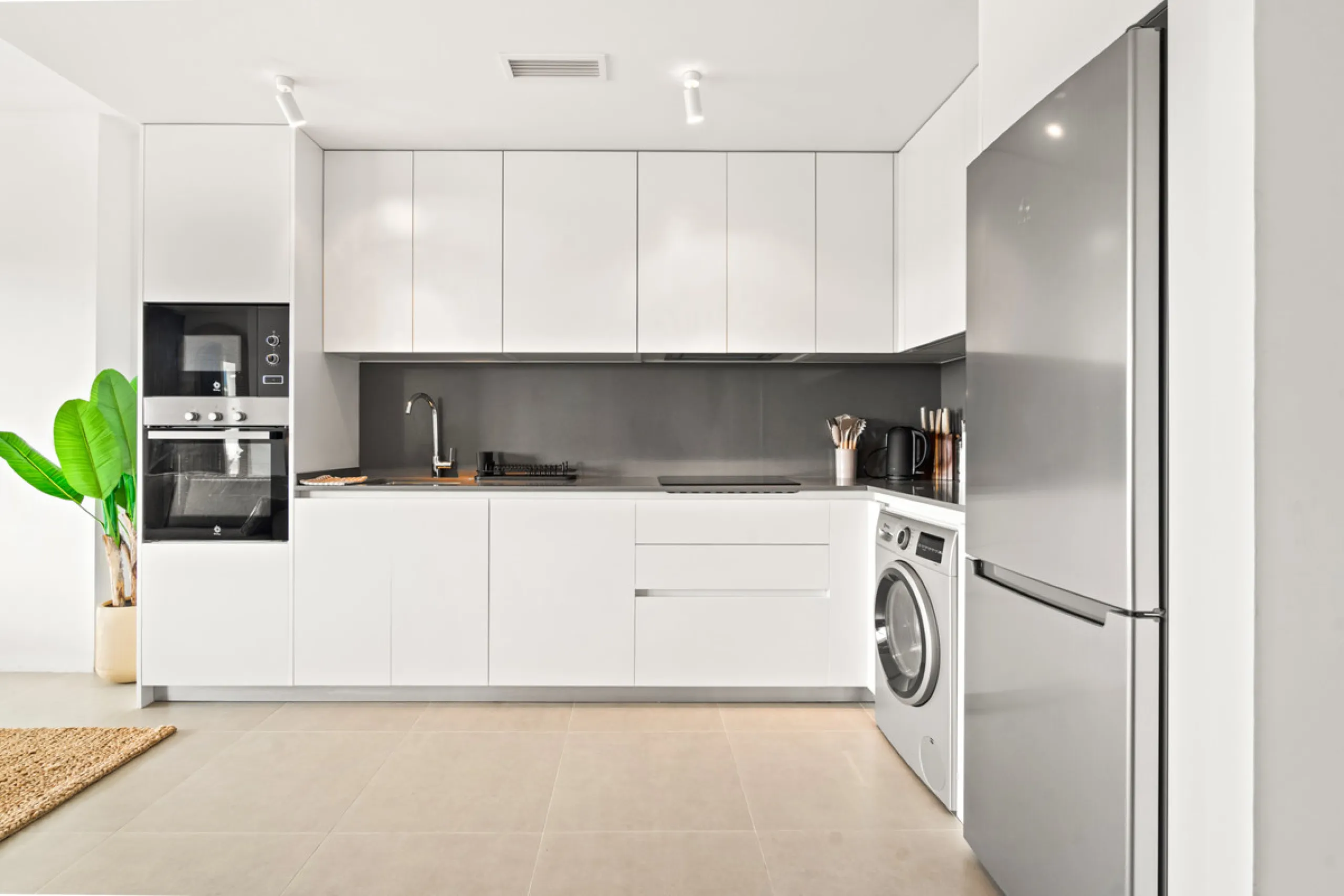 Discover contemporary Mediterranean living in this brand new 3-bedroom, 2-bathroom apartment, ideally located in the heart of the New Golden Mile between Marbella and Estepona.