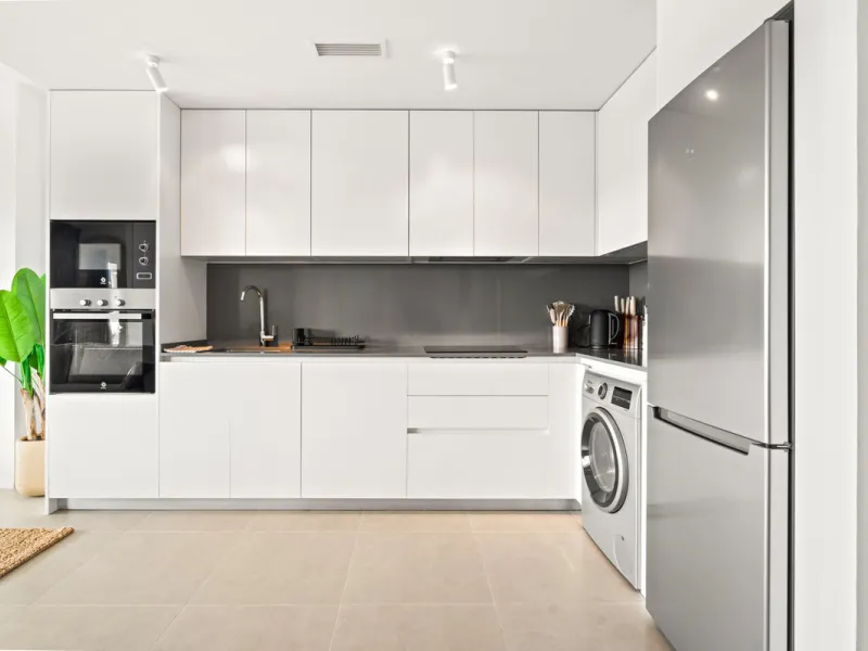 Discover contemporary Mediterranean living in this brand new 3-bedroom, 2-bathroom apartment, ideally located in the heart of the New Golden Mile between Marbella and Estepona.