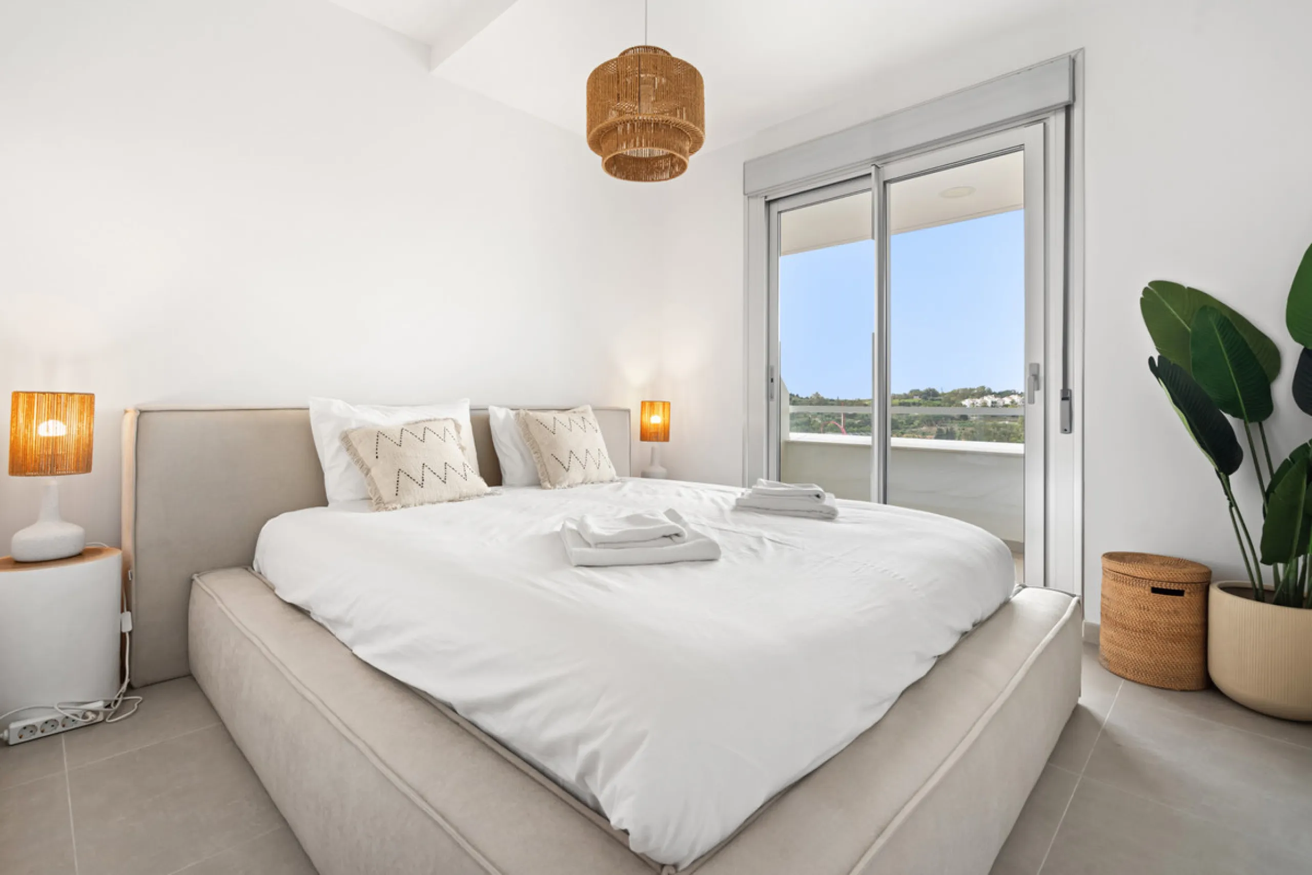 Discover contemporary Mediterranean living in this brand new 3-bedroom, 2-bathroom apartment, ideally located in the heart of the New Golden Mile between Marbella and Estepona.