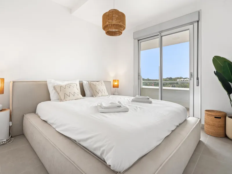 Discover contemporary Mediterranean living in this brand new 3-bedroom, 2-bathroom apartment, ideally located in the heart of the New Golden Mile between Marbella and Estepona.