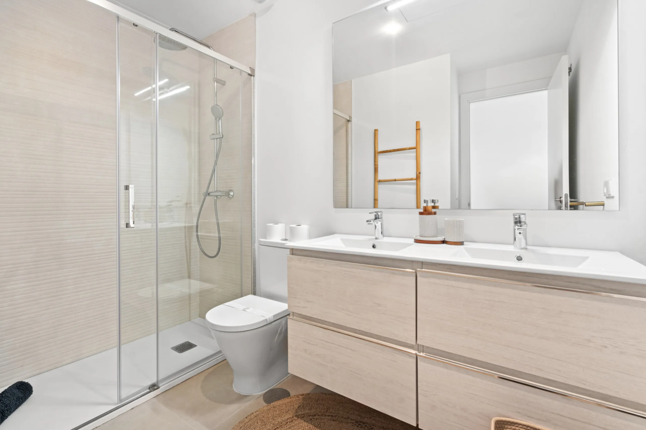 Discover contemporary Mediterranean living in this brand new 3-bedroom, 2-bathroom apartment, ideally located in the heart of the New Golden Mile between Marbella and Estepona.