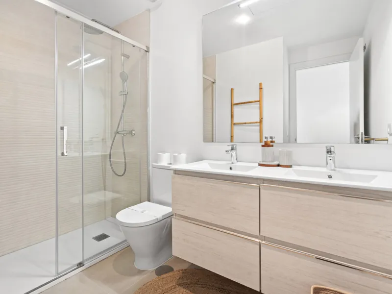 Discover contemporary Mediterranean living in this brand new 3-bedroom, 2-bathroom apartment, ideally located in the heart of the New Golden Mile between Marbella and Estepona.