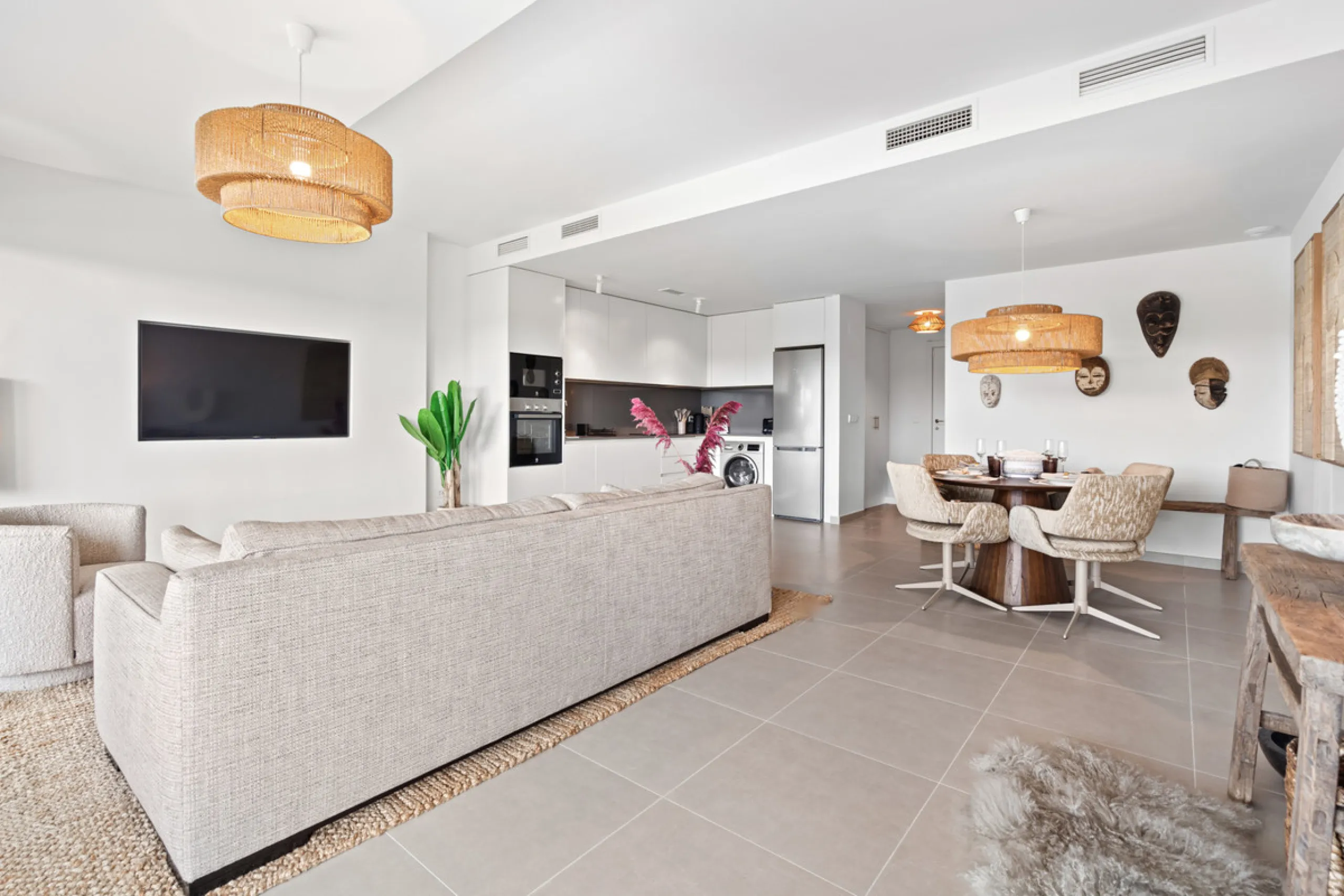 Discover contemporary Mediterranean living in this brand new 3-bedroom, 2-bathroom apartment, ideally located in the heart of the New Golden Mile between Marbella and Estepona.