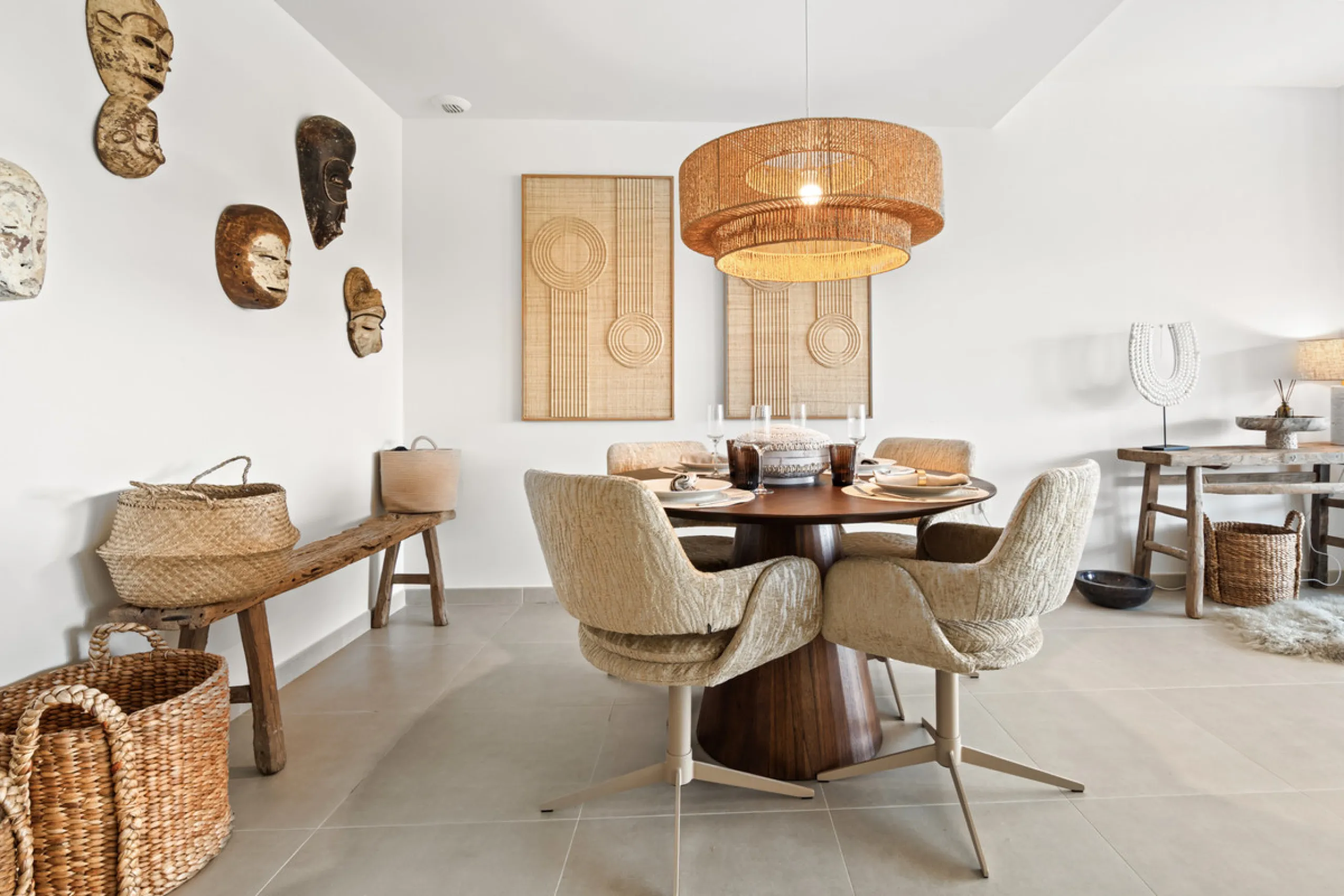 Discover contemporary Mediterranean living in this brand new 3-bedroom, 2-bathroom apartment, ideally located in the heart of the New Golden Mile between Marbella and Estepona.