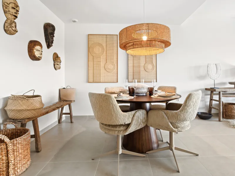 Discover contemporary Mediterranean living in this brand new 3-bedroom, 2-bathroom apartment, ideally located in the heart of the New Golden Mile between Marbella and Estepona.