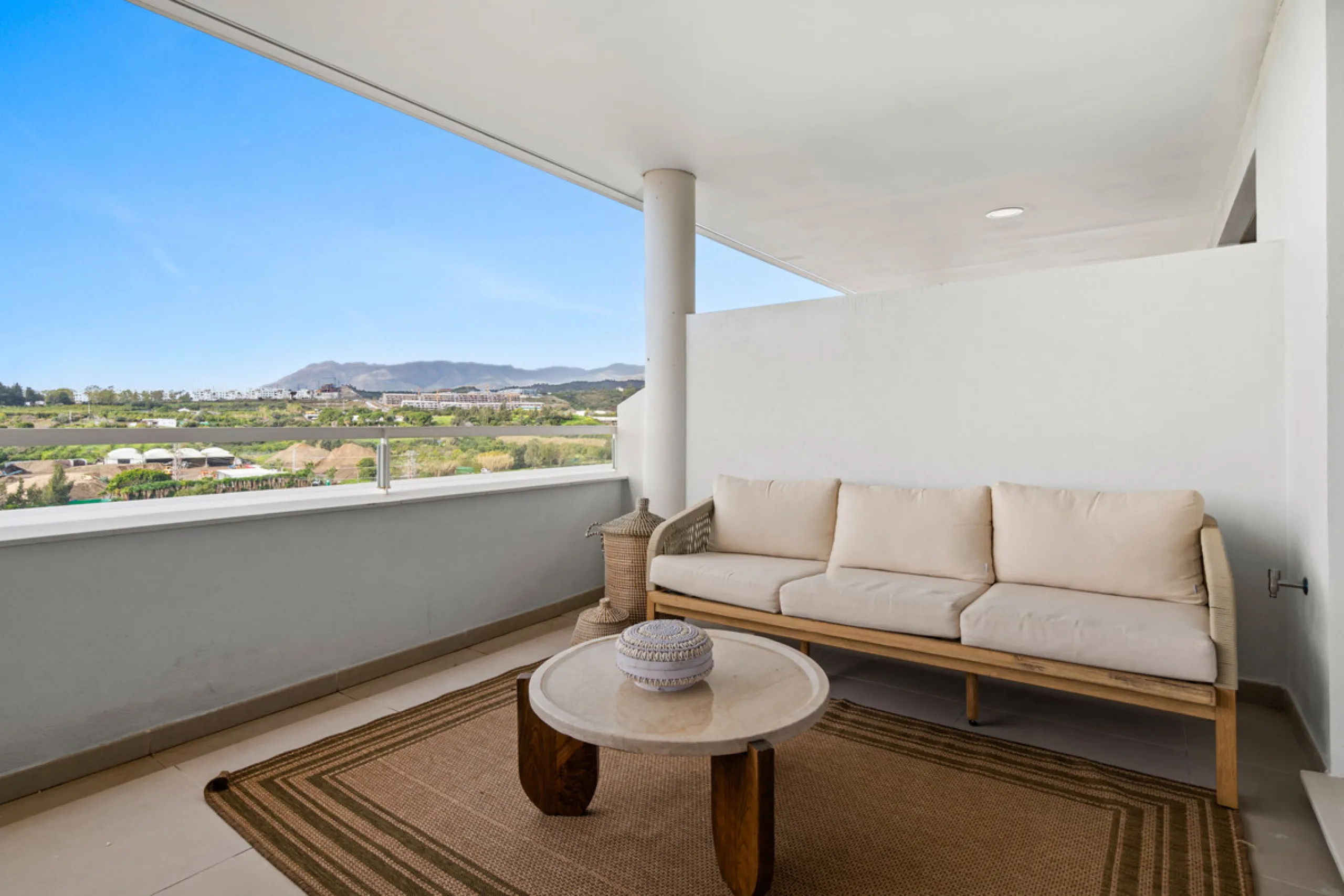 Discover contemporary Mediterranean living in this brand new 3-bedroom, 2-bathroom apartment, ideally located in the heart of the New Golden Mile between Marbella and Estepona.