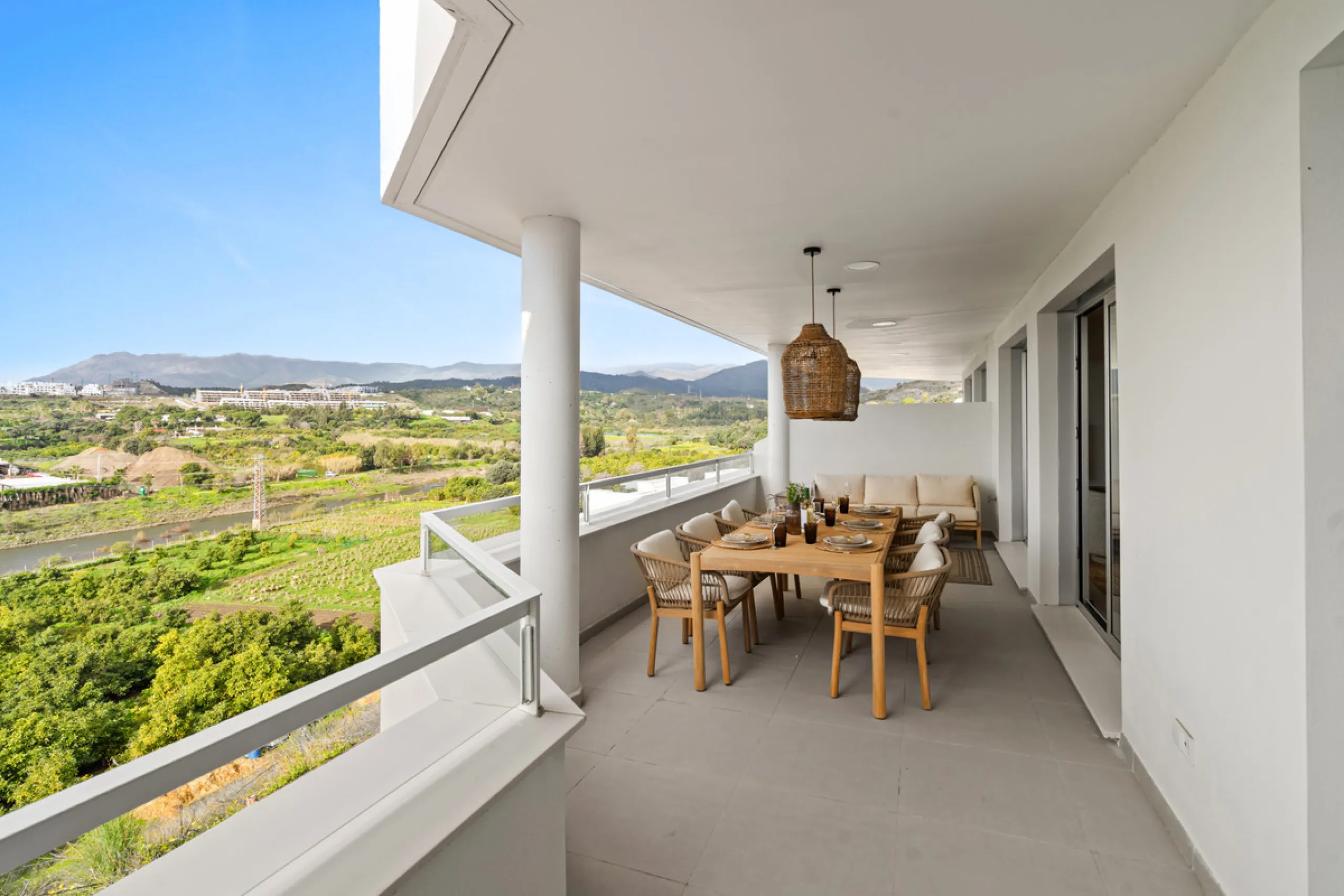 Discover contemporary Mediterranean living in this brand new 3-bedroom, 2-bathroom apartment, ideally located in the heart of the New Golden Mile between Marbella and Estepona.