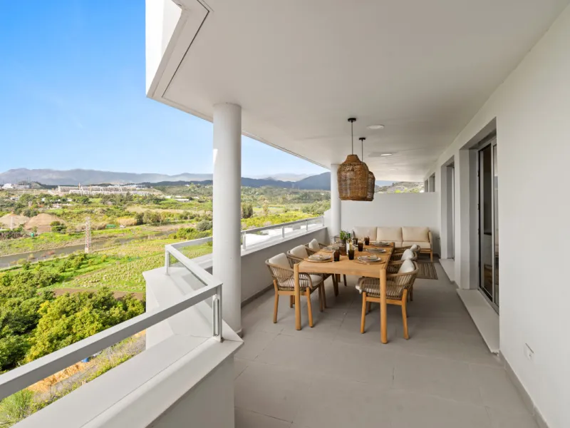 Discover contemporary Mediterranean living in this brand new 3-bedroom, 2-bathroom apartment, ideally located in the heart of the New Golden Mile between Marbella and Estepona.