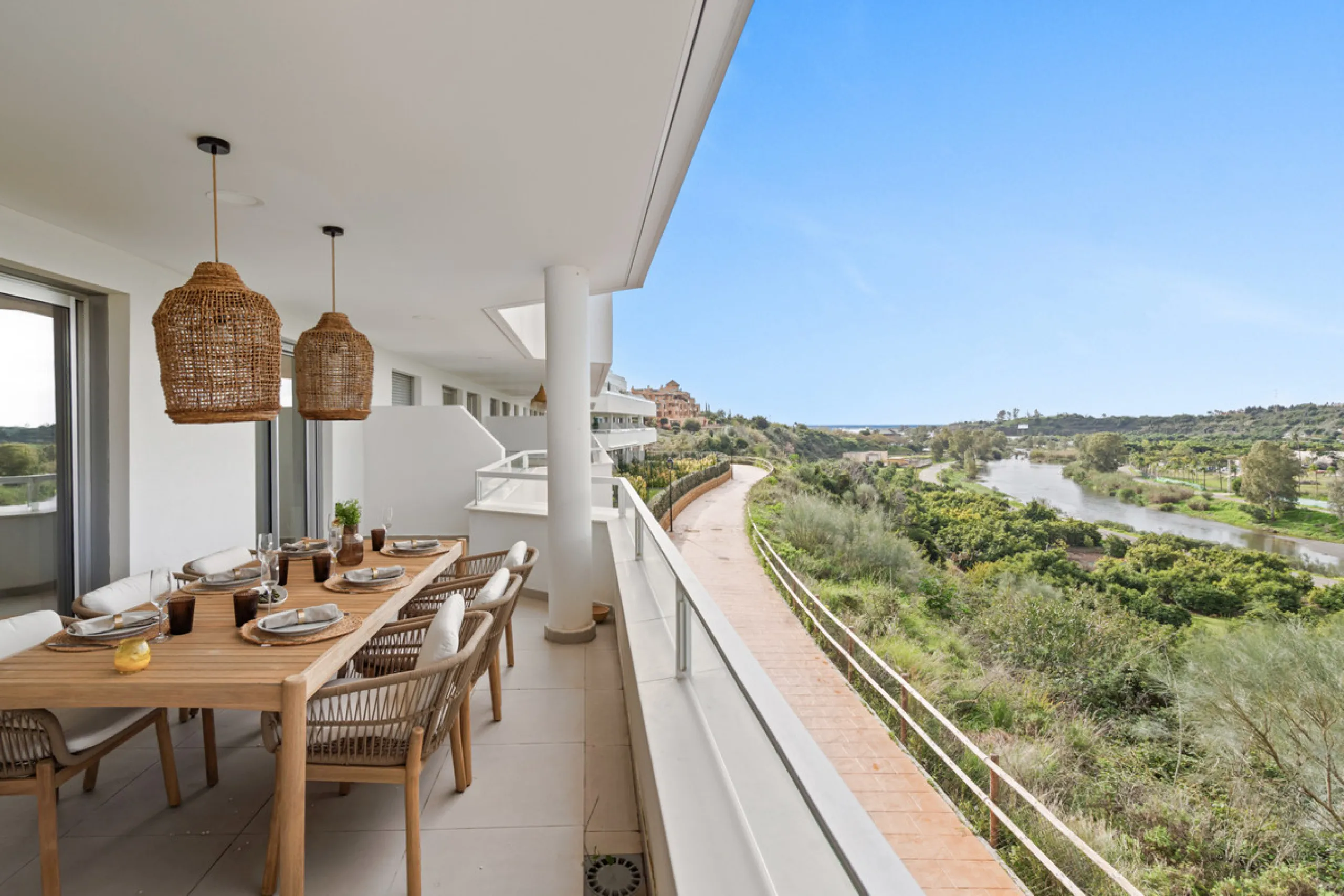 Discover contemporary Mediterranean living in this brand new 3-bedroom, 2-bathroom apartment, ideally located in the heart of the New Golden Mile between Marbella and Estepona.