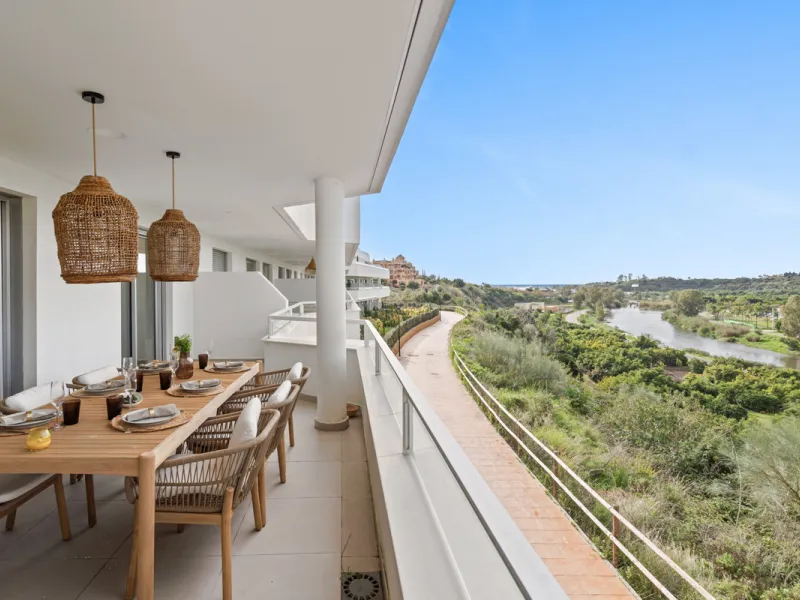 Discover contemporary Mediterranean living in this brand new 3-bedroom, 2-bathroom apartment, ideally located in the heart of the New Golden Mile between Marbella and Estepona.
