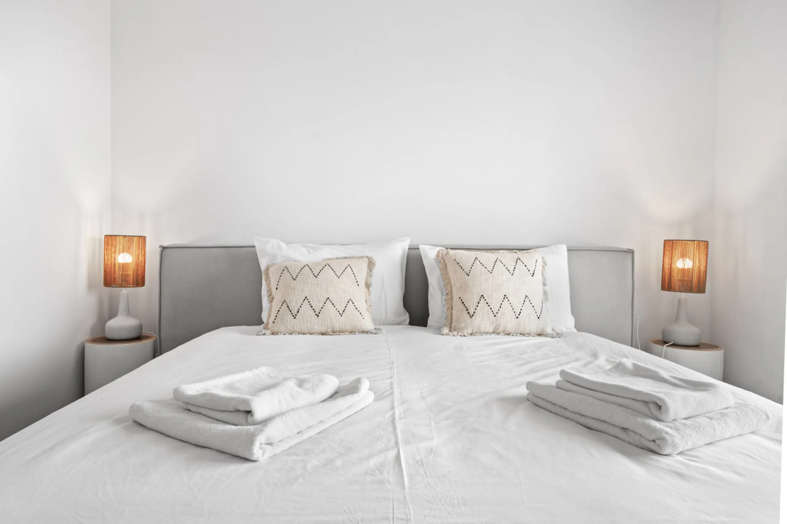 Discover contemporary Mediterranean living in this brand new 3-bedroom, 2-bathroom apartment, ideally located in the heart of the New Golden Mile between Marbella and Estepona.