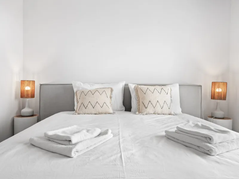 Discover contemporary Mediterranean living in this brand new 3-bedroom, 2-bathroom apartment, ideally located in the heart of the New Golden Mile between Marbella and Estepona.