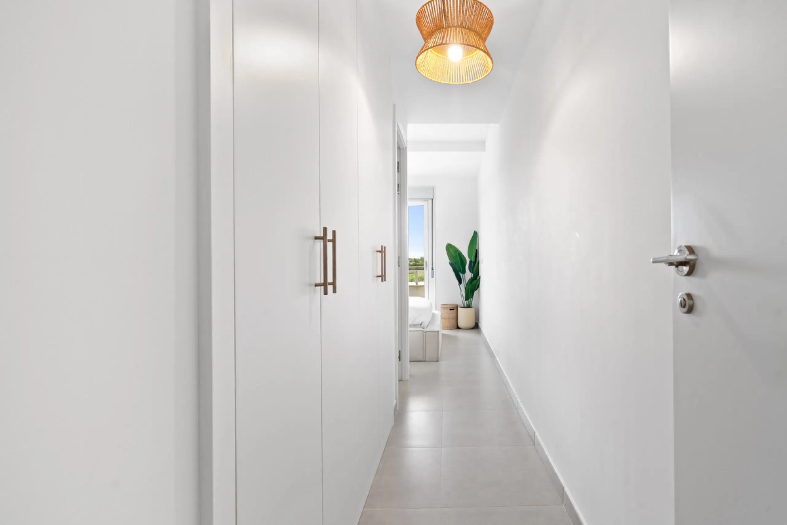 Discover contemporary Mediterranean living in this brand new 3-bedroom, 2-bathroom apartment, ideally located in the heart of the New Golden Mile between Marbella and Estepona.