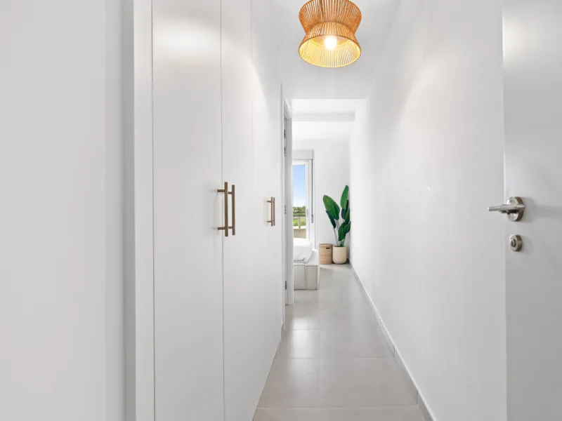 Discover contemporary Mediterranean living in this brand new 3-bedroom, 2-bathroom apartment, ideally located in the heart of the New Golden Mile between Marbella and Estepona.