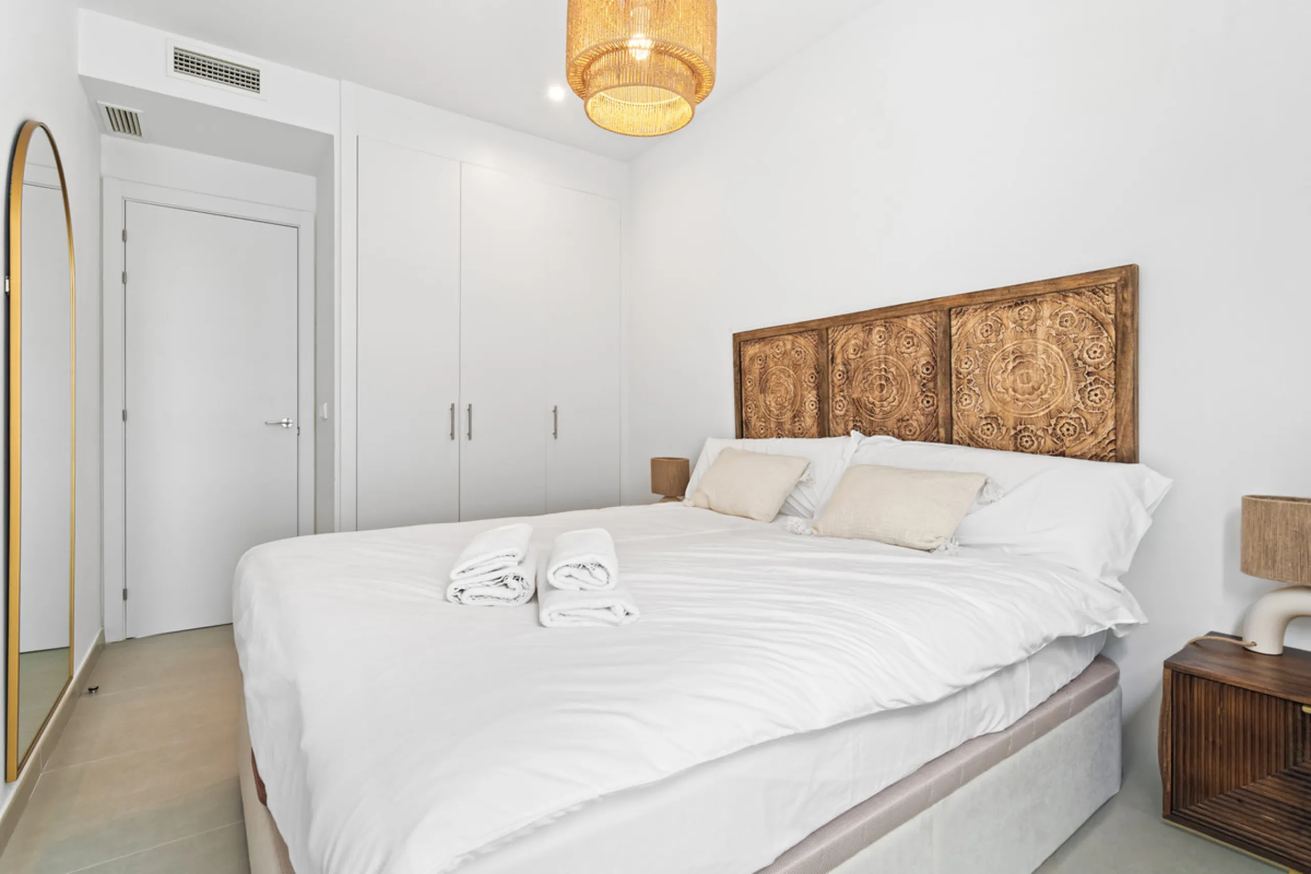 Discover contemporary Mediterranean living in this brand new 3-bedroom, 2-bathroom apartment, ideally located in the heart of the New Golden Mile between Marbella and Estepona.