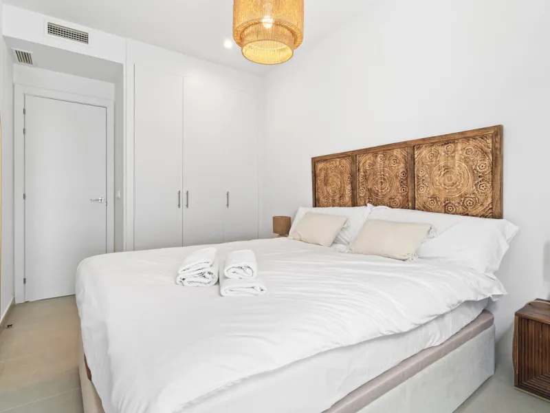Discover contemporary Mediterranean living in this brand new 3-bedroom, 2-bathroom apartment, ideally located in the heart of the New Golden Mile between Marbella and Estepona.