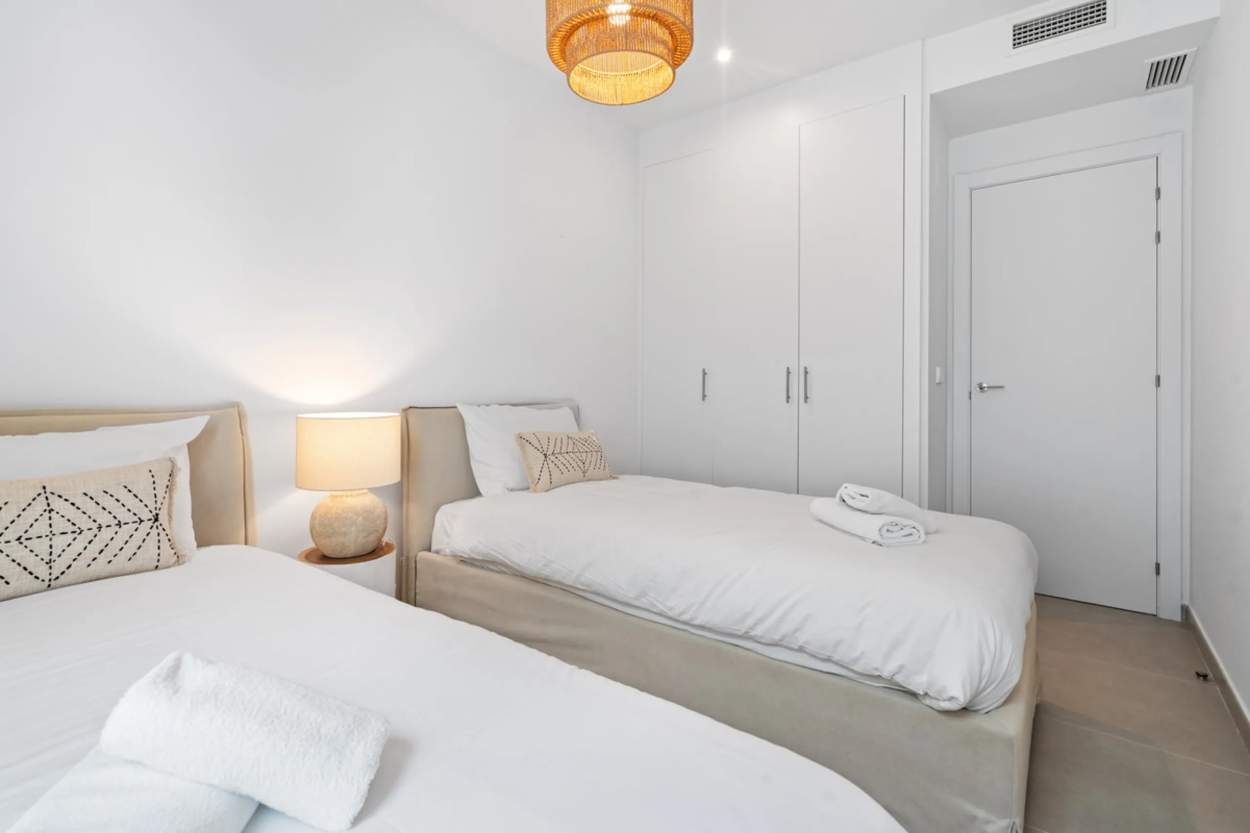 Discover contemporary Mediterranean living in this brand new 3-bedroom, 2-bathroom apartment, ideally located in the heart of the New Golden Mile between Marbella and Estepona.