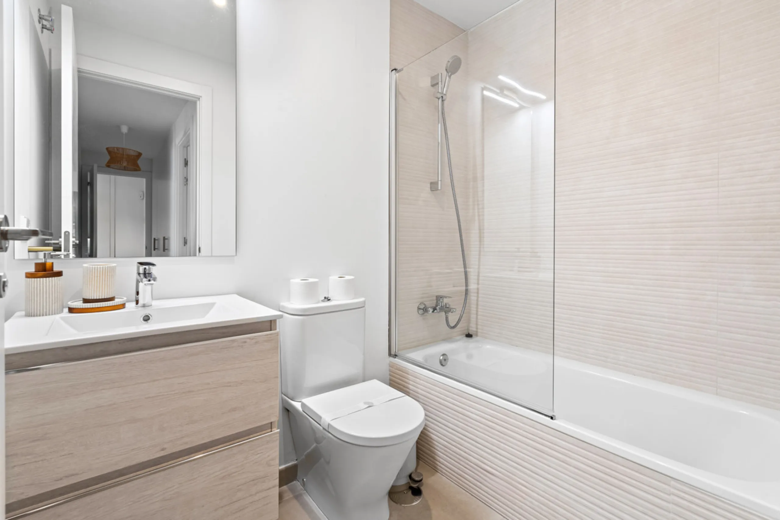 Discover contemporary Mediterranean living in this brand new 3-bedroom, 2-bathroom apartment, ideally located in the heart of the New Golden Mile between Marbella and Estepona.