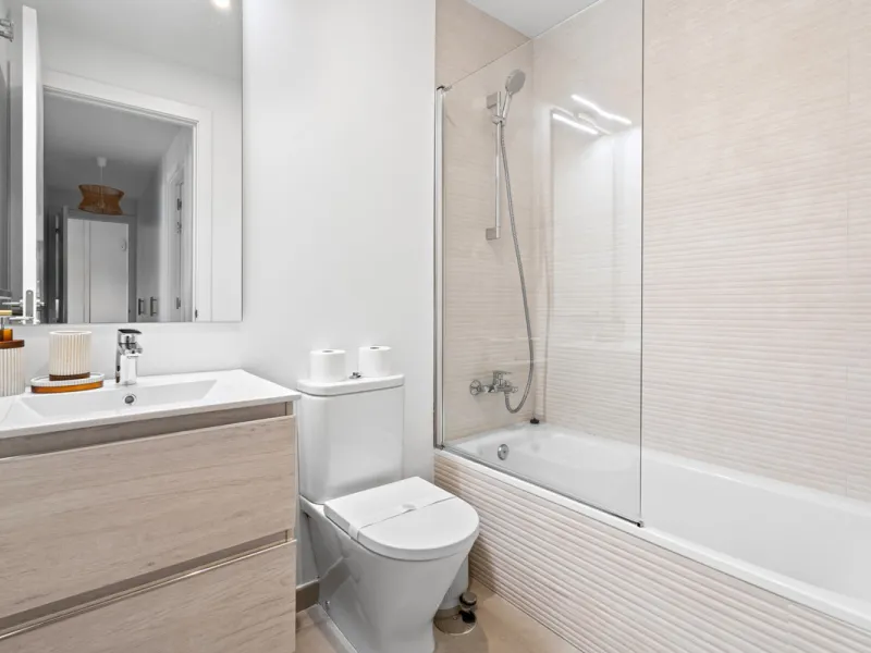 Discover contemporary Mediterranean living in this brand new 3-bedroom, 2-bathroom apartment, ideally located in the heart of the New Golden Mile between Marbella and Estepona.