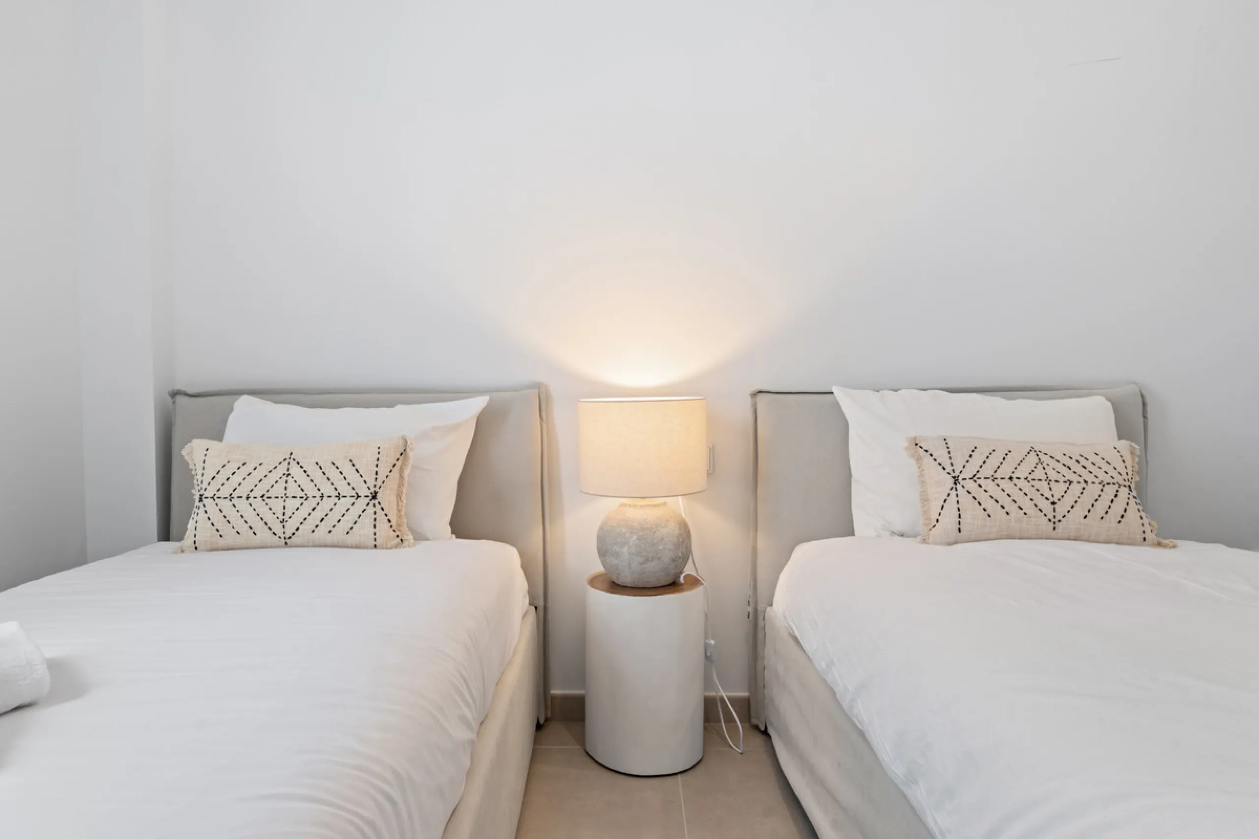 Discover contemporary Mediterranean living in this brand new 3-bedroom, 2-bathroom apartment, ideally located in the heart of the New Golden Mile between Marbella and Estepona.
