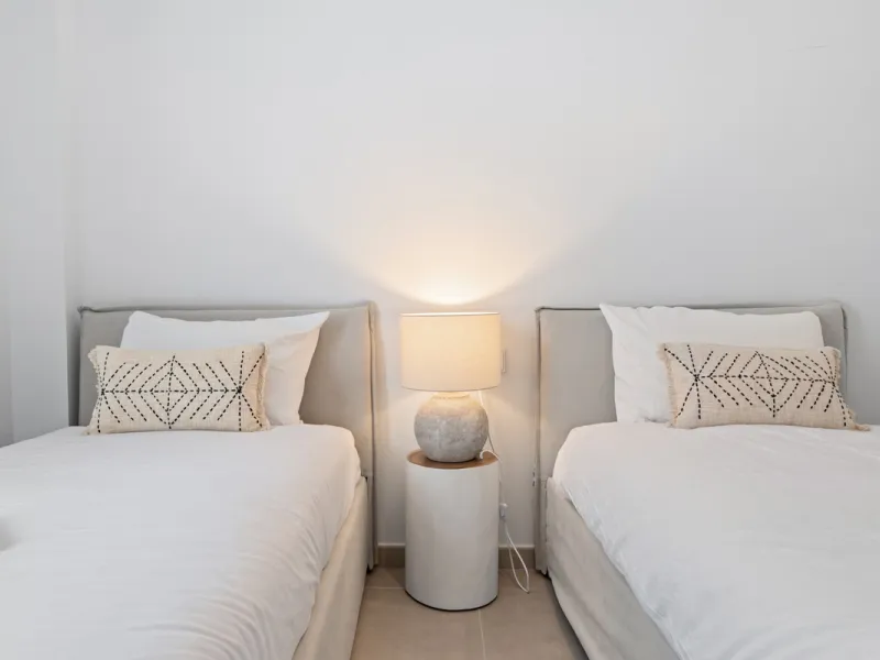 Discover contemporary Mediterranean living in this brand new 3-bedroom, 2-bathroom apartment, ideally located in the heart of the New Golden Mile between Marbella and Estepona.