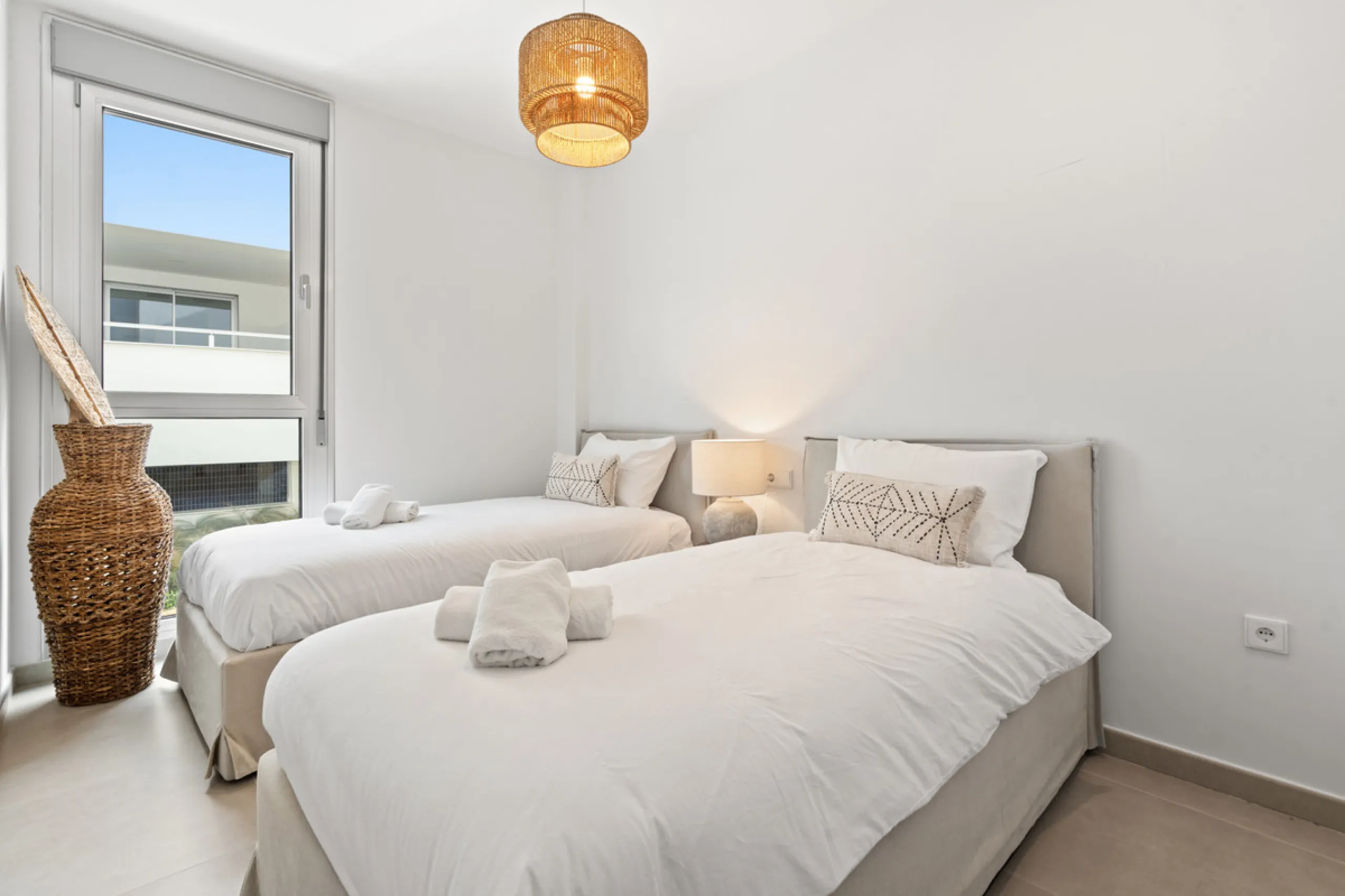 Discover contemporary Mediterranean living in this brand new 3-bedroom, 2-bathroom apartment, ideally located in the heart of the New Golden Mile between Marbella and Estepona.
