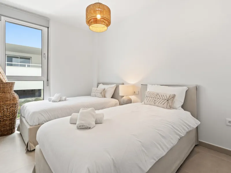 Discover contemporary Mediterranean living in this brand new 3-bedroom, 2-bathroom apartment, ideally located in the heart of the New Golden Mile between Marbella and Estepona.