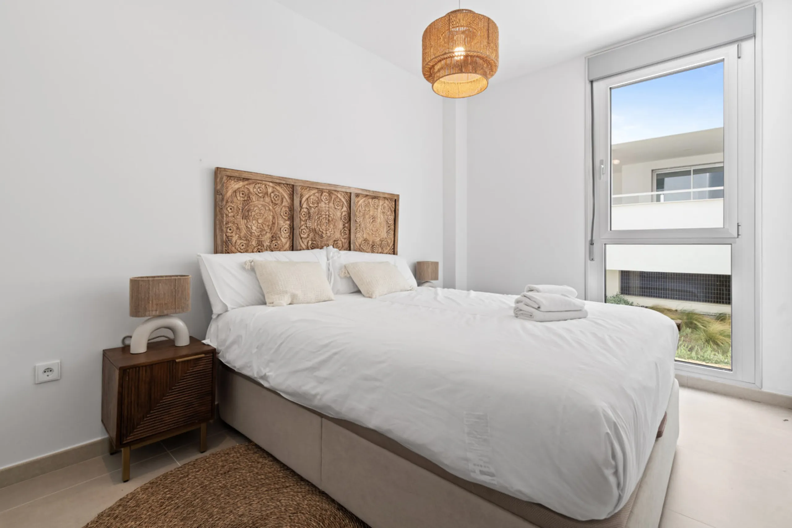 Discover contemporary Mediterranean living in this brand new 3-bedroom, 2-bathroom apartment, ideally located in the heart of the New Golden Mile between Marbella and Estepona.