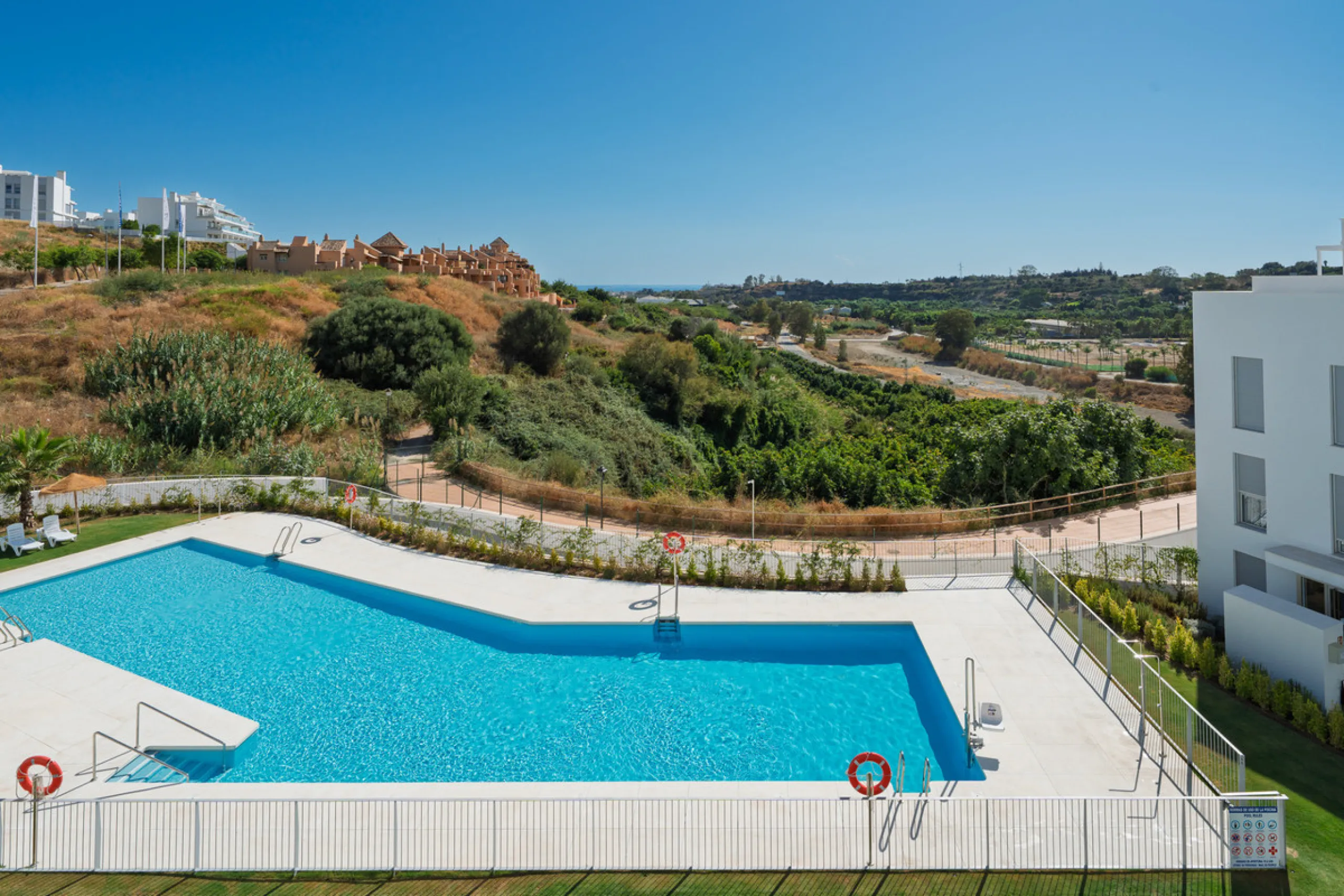 Discover contemporary Mediterranean living in this brand new 3-bedroom, 2-bathroom apartment, ideally located in the heart of the New Golden Mile between Marbella and Estepona.