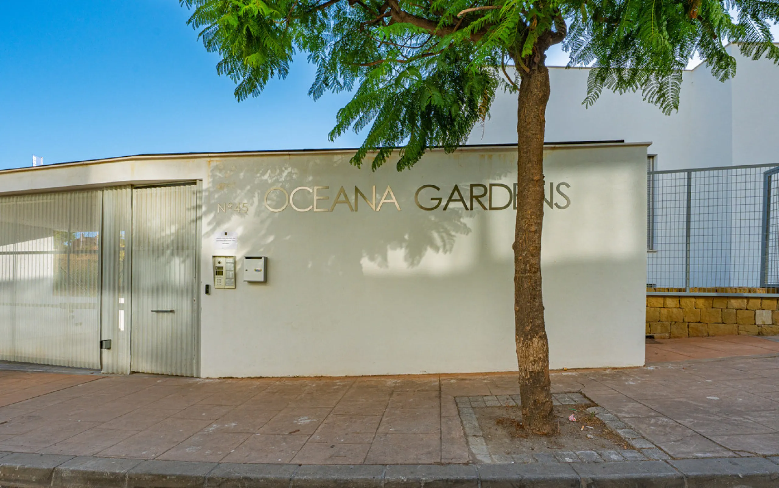 Discover contemporary Mediterranean living in this brand new 3-bedroom, 2-bathroom apartment, ideally located in the heart of the New Golden Mile between Marbella and Estepona.