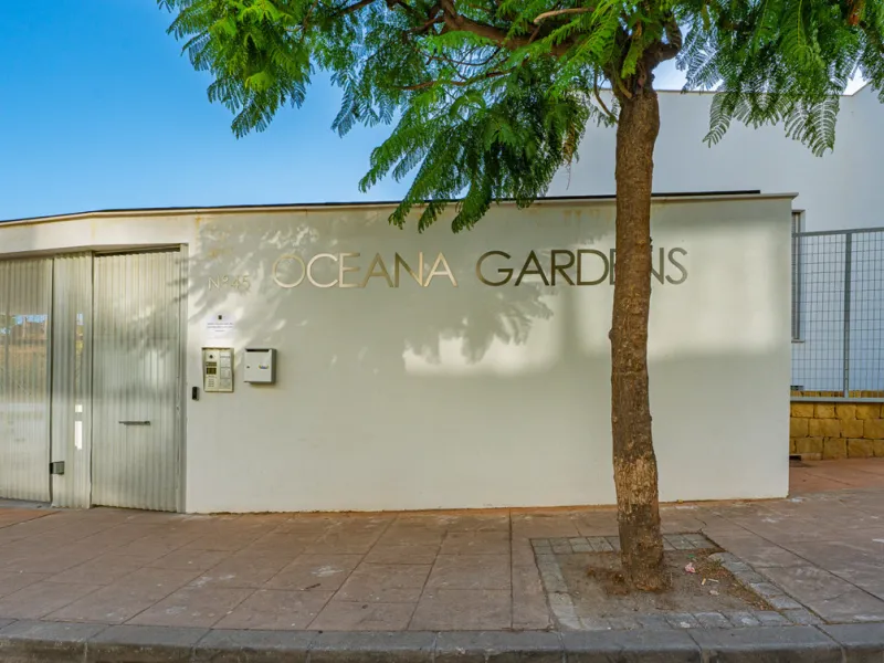 Discover contemporary Mediterranean living in this brand new 3-bedroom, 2-bathroom apartment, ideally located in the heart of the New Golden Mile between Marbella and Estepona.