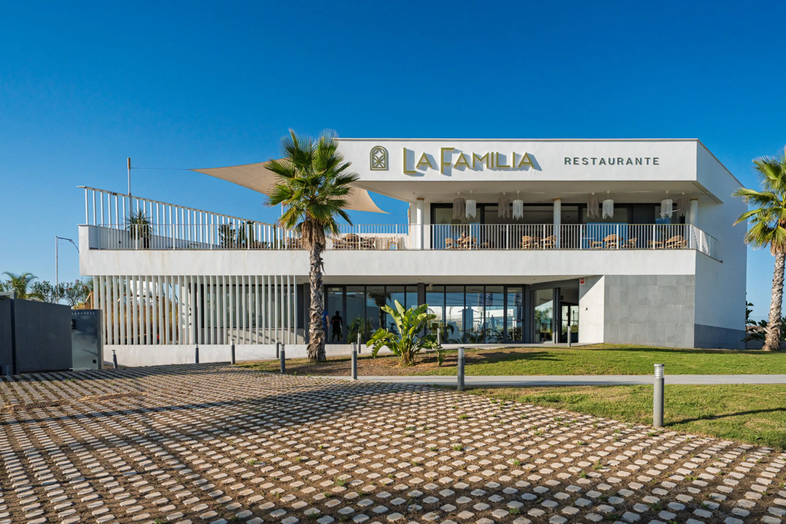 Discover contemporary Mediterranean living in this brand new 3-bedroom, 2-bathroom apartment, ideally located in the heart of the New Golden Mile between Marbella and Estepona.