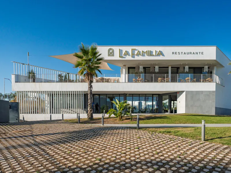 Discover contemporary Mediterranean living in this brand new 3-bedroom, 2-bathroom apartment, ideally located in the heart of the New Golden Mile between Marbella and Estepona.