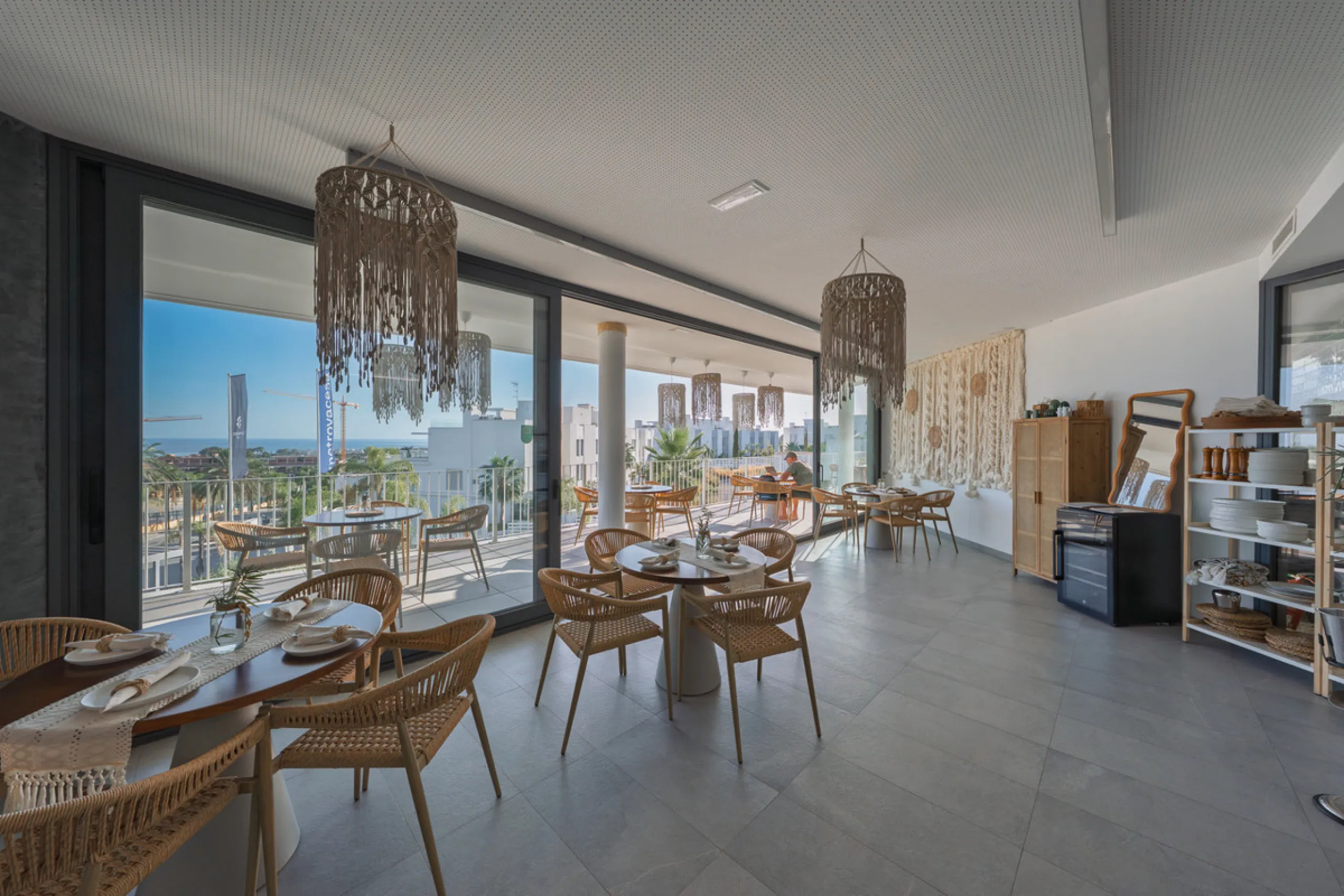 Discover contemporary Mediterranean living in this brand new 3-bedroom, 2-bathroom apartment, ideally located in the heart of the New Golden Mile between Marbella and Estepona.