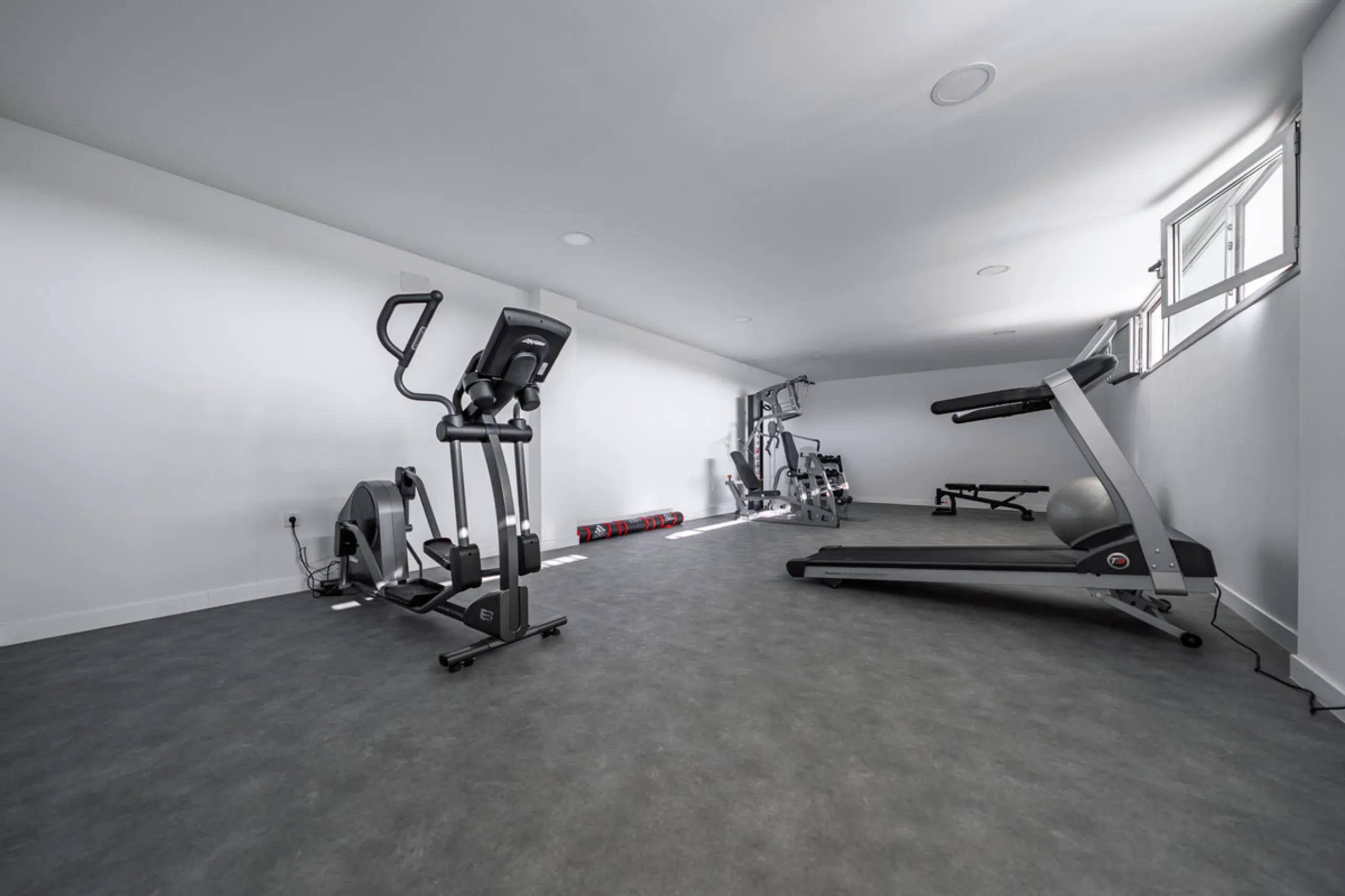 Discover contemporary Mediterranean living in this brand new 3-bedroom, 2-bathroom apartment, ideally located in the heart of the New Golden Mile between Marbella and Estepona.