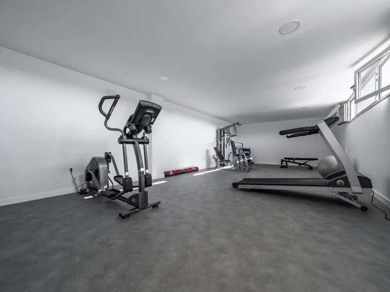 Discover contemporary Mediterranean living in this brand new 3-bedroom, 2-bathroom apartment, ideally located in the heart of the New Golden Mile between Marbella and Estepona.