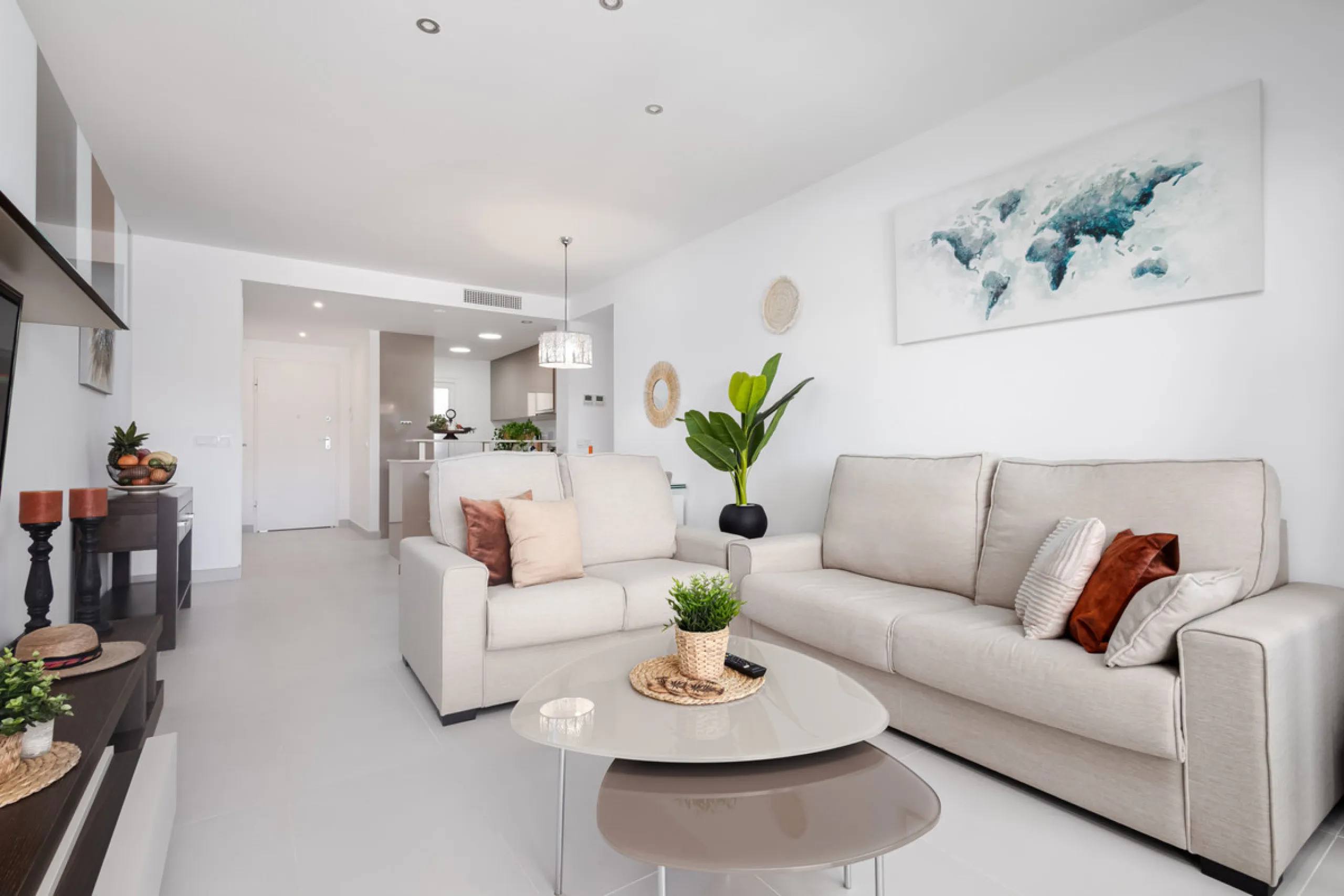 Discover this bright and beautifully presented 2-bedroom apartment located in the sought-after community of Miradores del Sol, perfectly positioned between Marbella and Estepona.